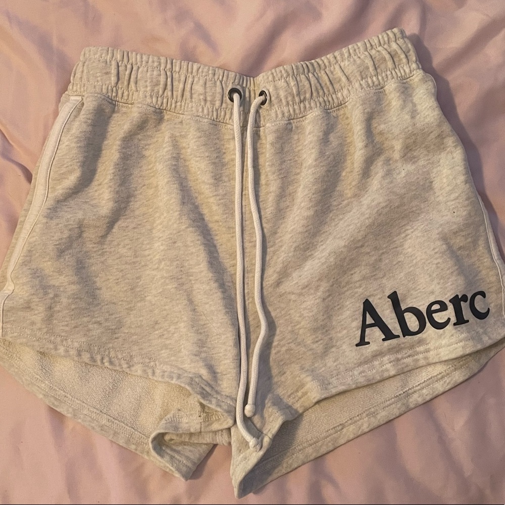 Abercrombie&Fitch • Dolphin Hem Gray Lounge Graphic Shorts